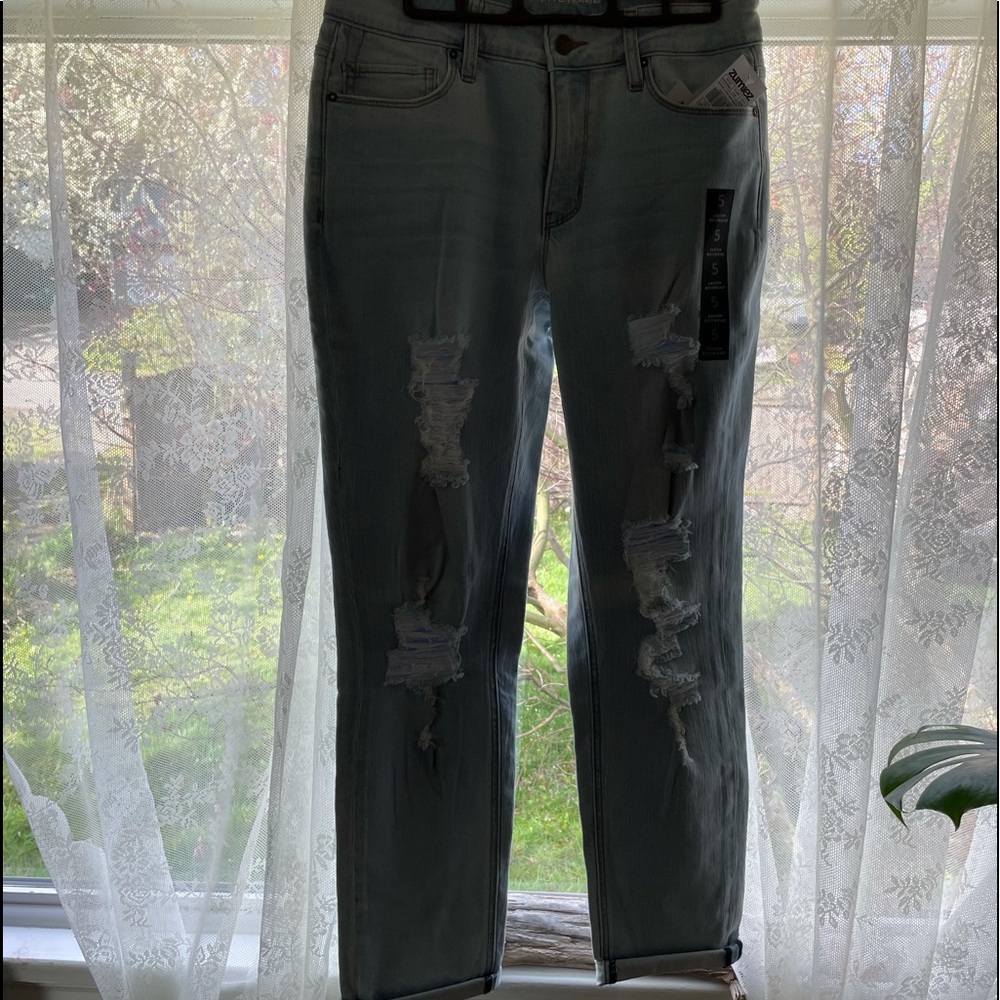 NEW W TAGS - Women’s ripped mom jean